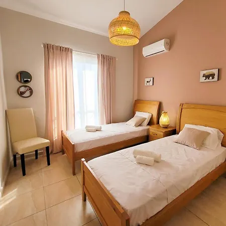 Апартаменты Large Comfortable 2 Bedroom 200mbps Wifi Пафос