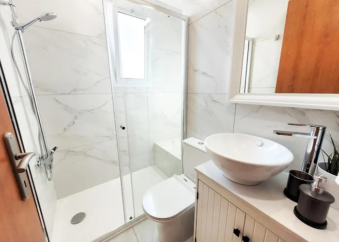 Large Comfortable 2 Bedroom 200mbps Wifi *