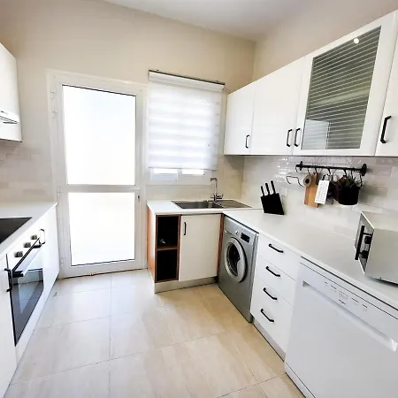 Large Comfortable 2 Bedroom 200mbps Wifi Apartament *